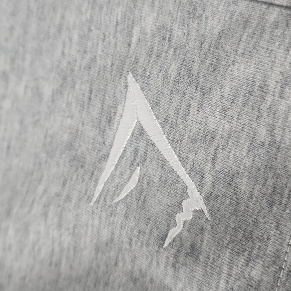 Men's Gymshark Grey Shorts Embroidered Logo with Zip Pockets Size Medium NWT - Picture 2 of 6